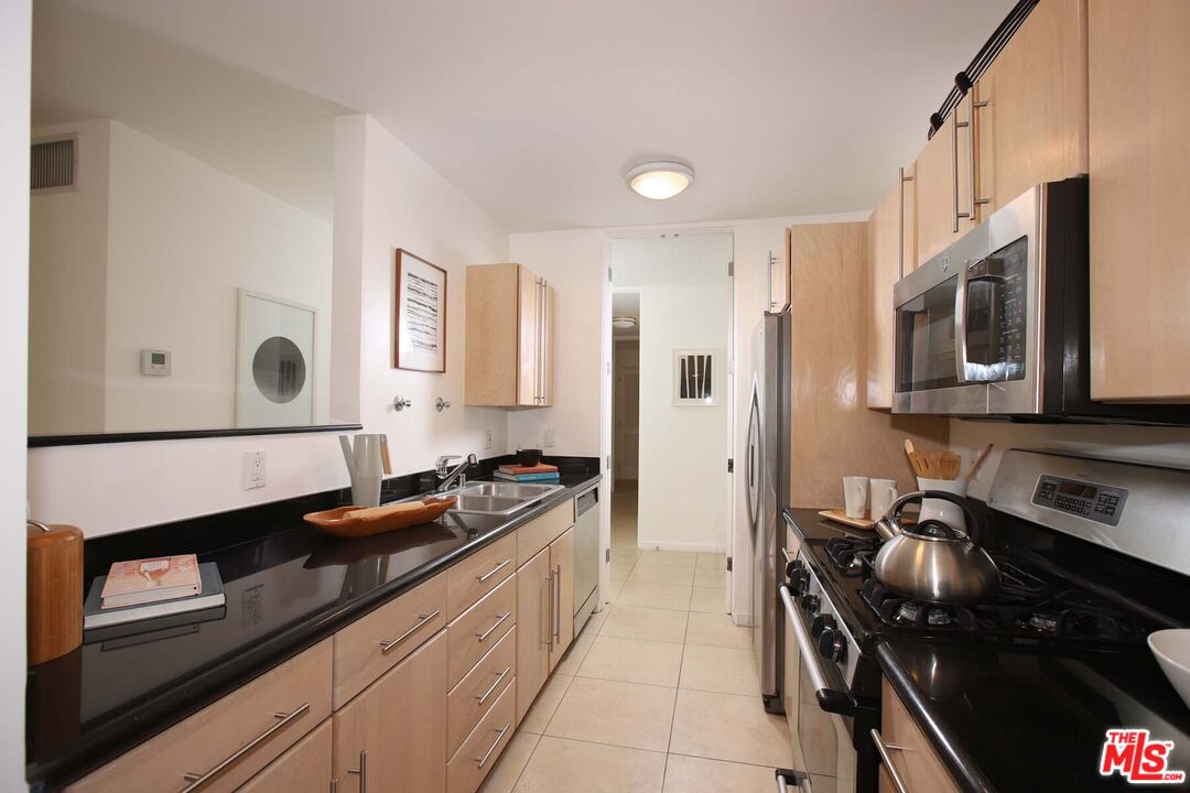 330 S Barrington Ave Unit: 312