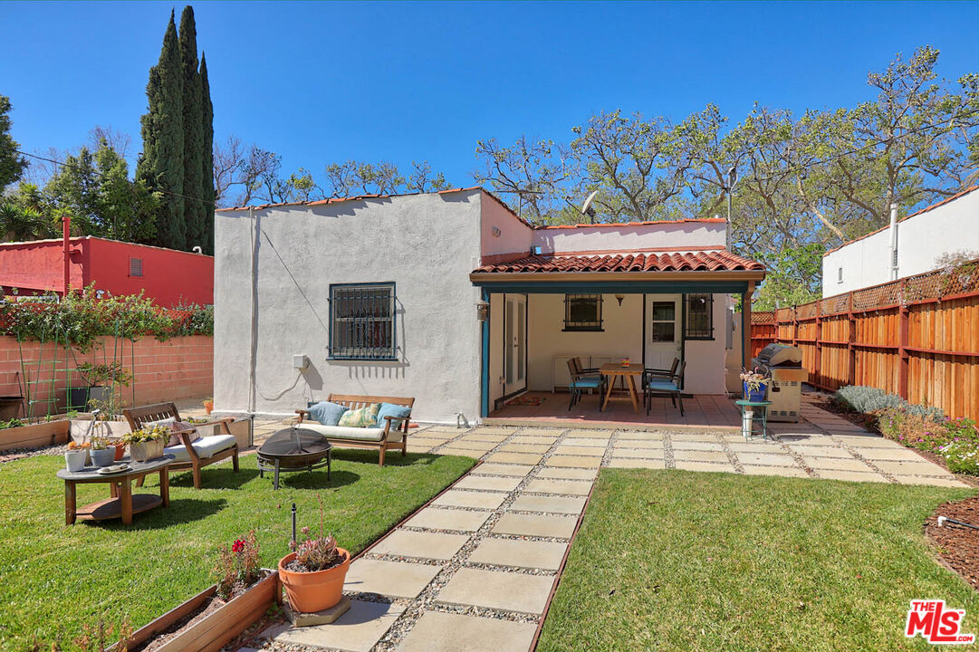 752 N LAS PALMAS AVE