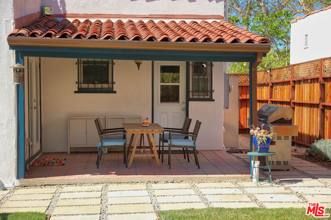 752 N LAS PALMAS AVE