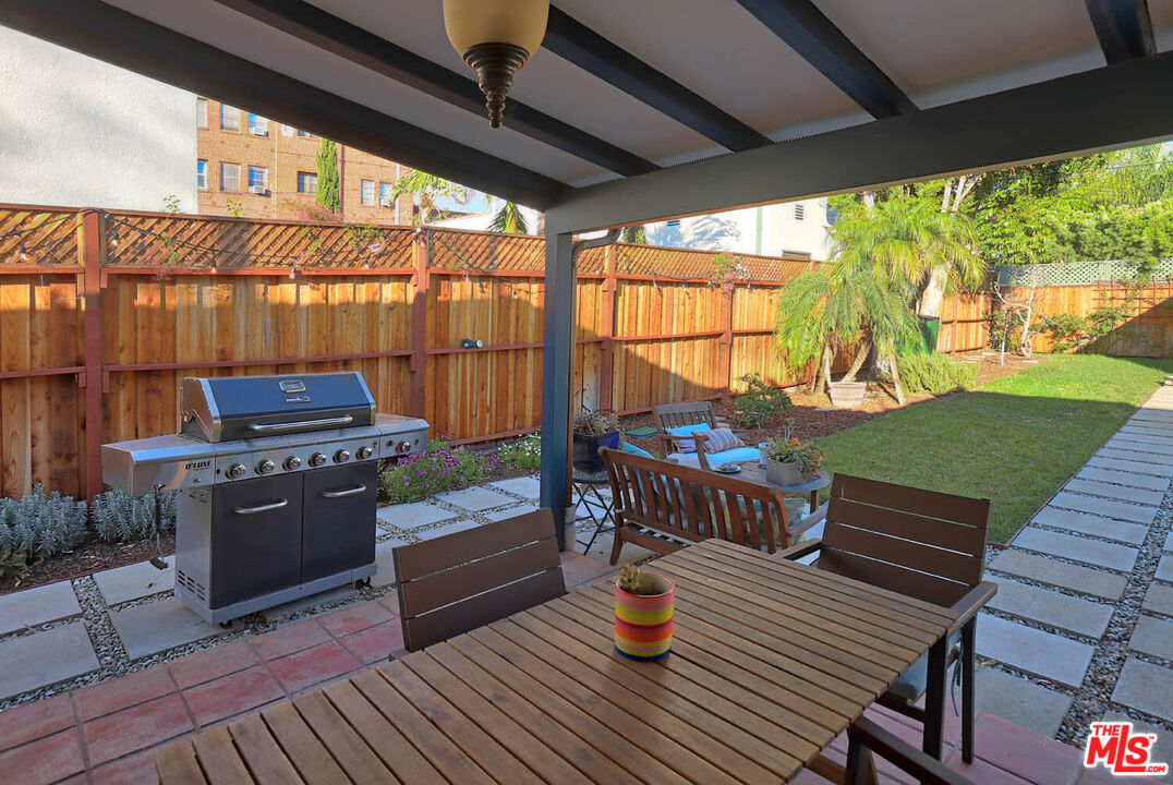 752 N LAS PALMAS AVE
