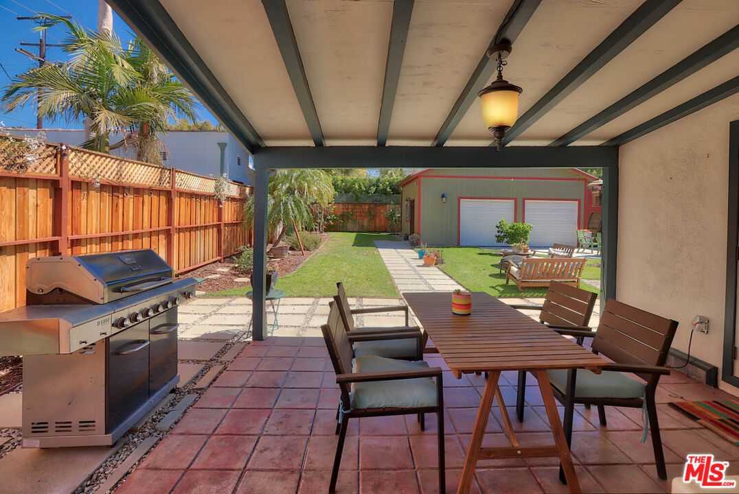 752 N LAS PALMAS AVE