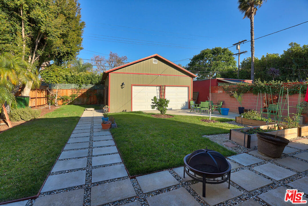 752 N LAS PALMAS AVE