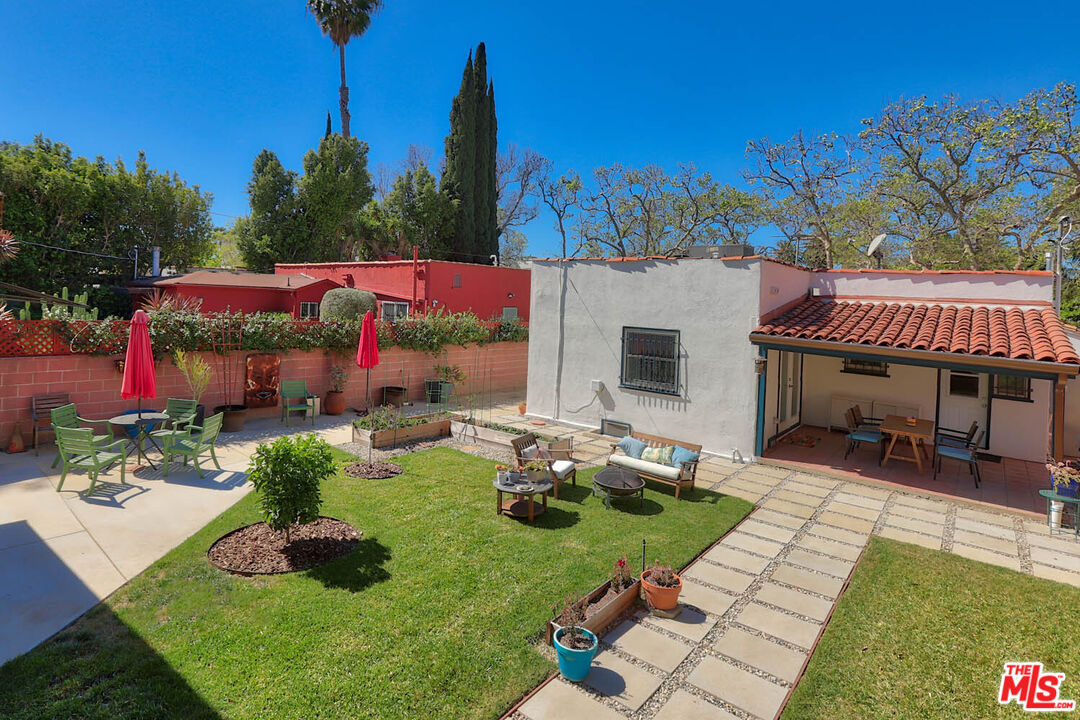 752 N LAS PALMAS AVE