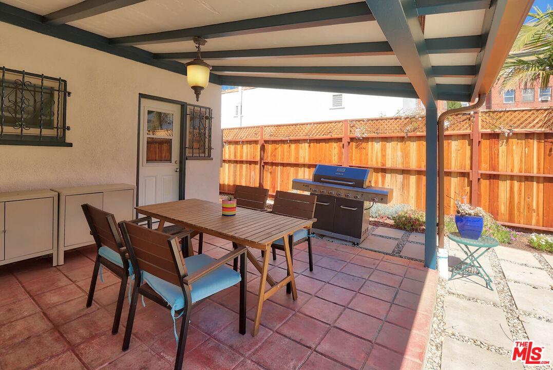 752 N LAS PALMAS AVE