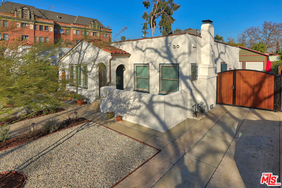 752 N LAS PALMAS AVE