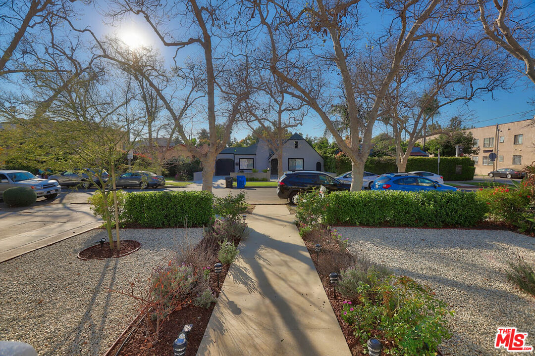 752 N LAS PALMAS AVE