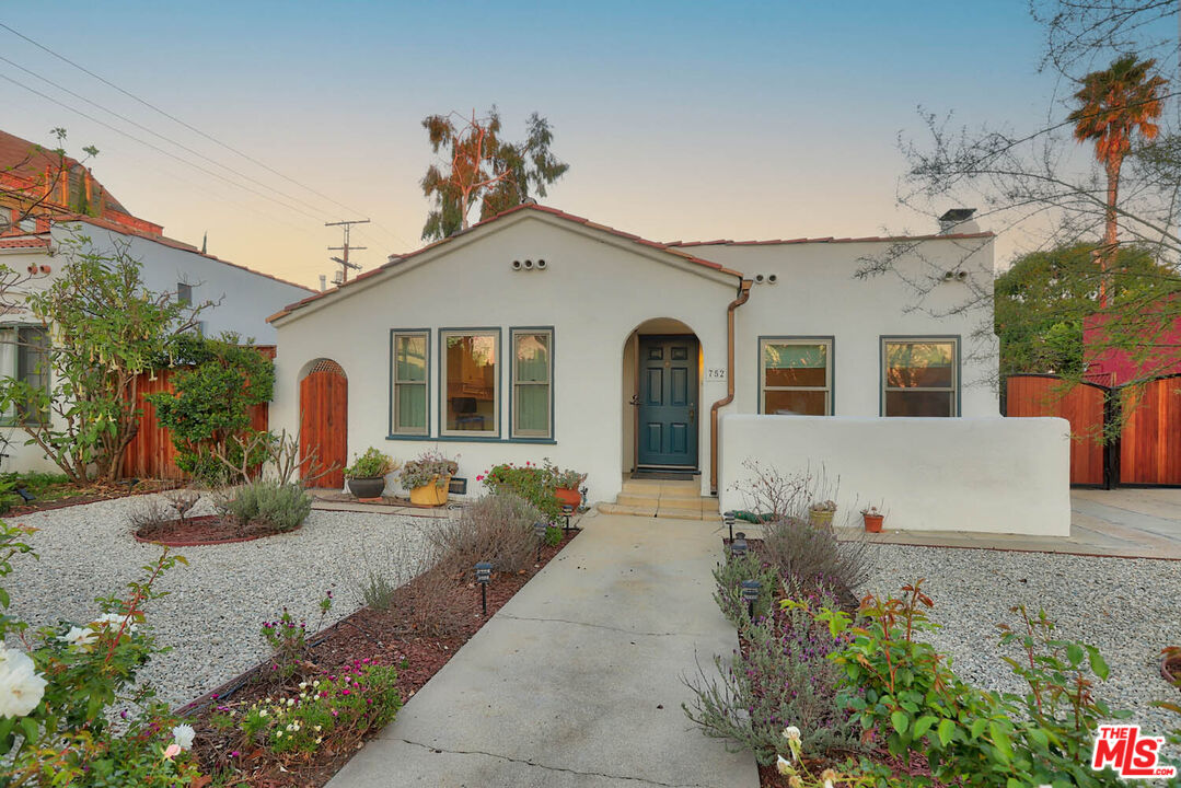 752 N LAS PALMAS AVE