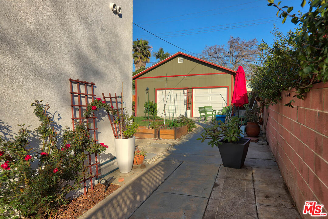 752 N LAS PALMAS AVE