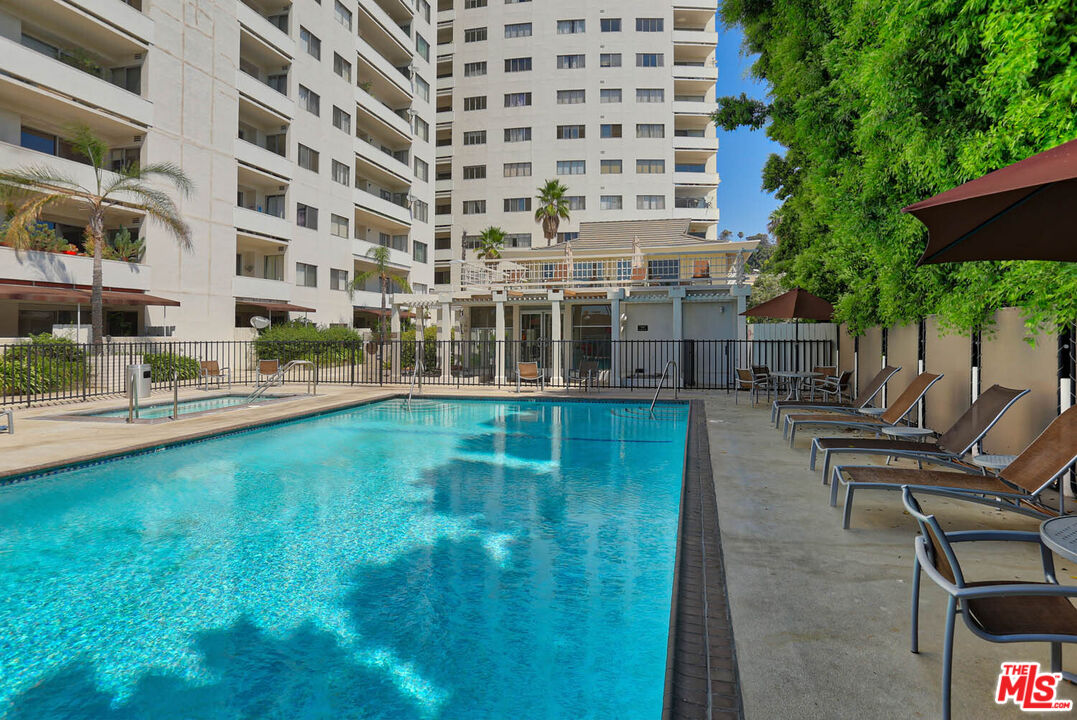 7250 Franklin Ave Unit: 1006