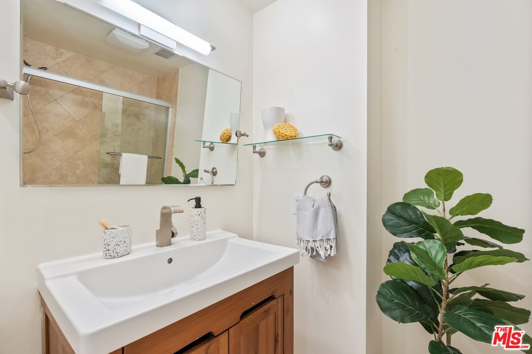 7250 Franklin Ave Unit: 1006