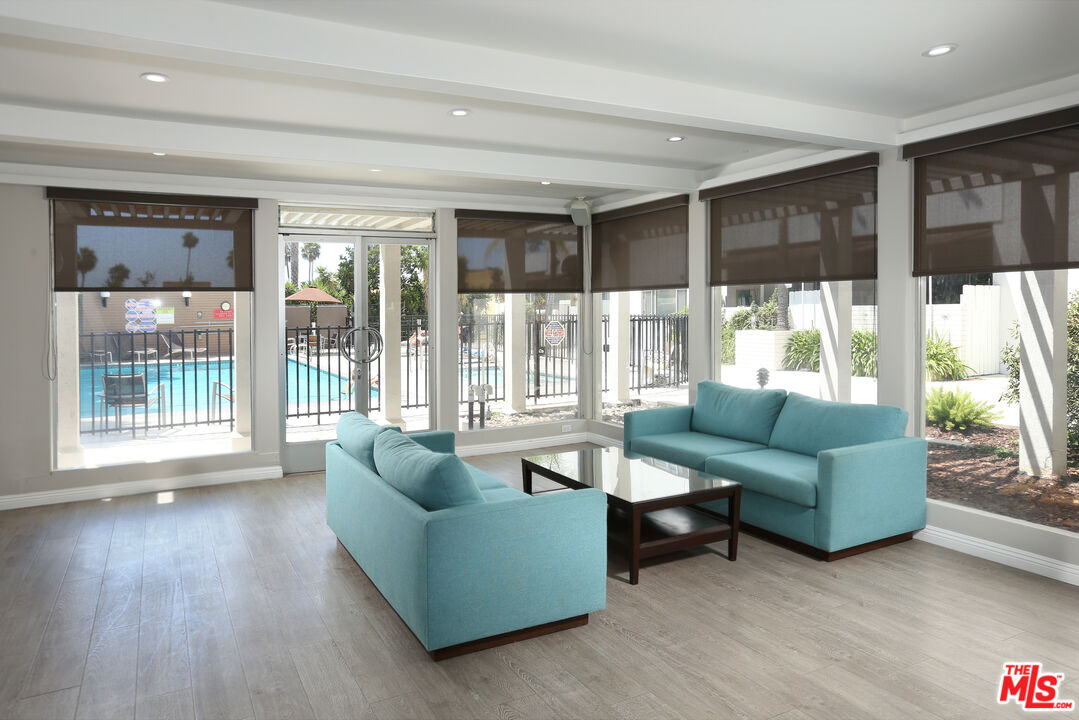 7250 Franklin Ave Unit: 1006