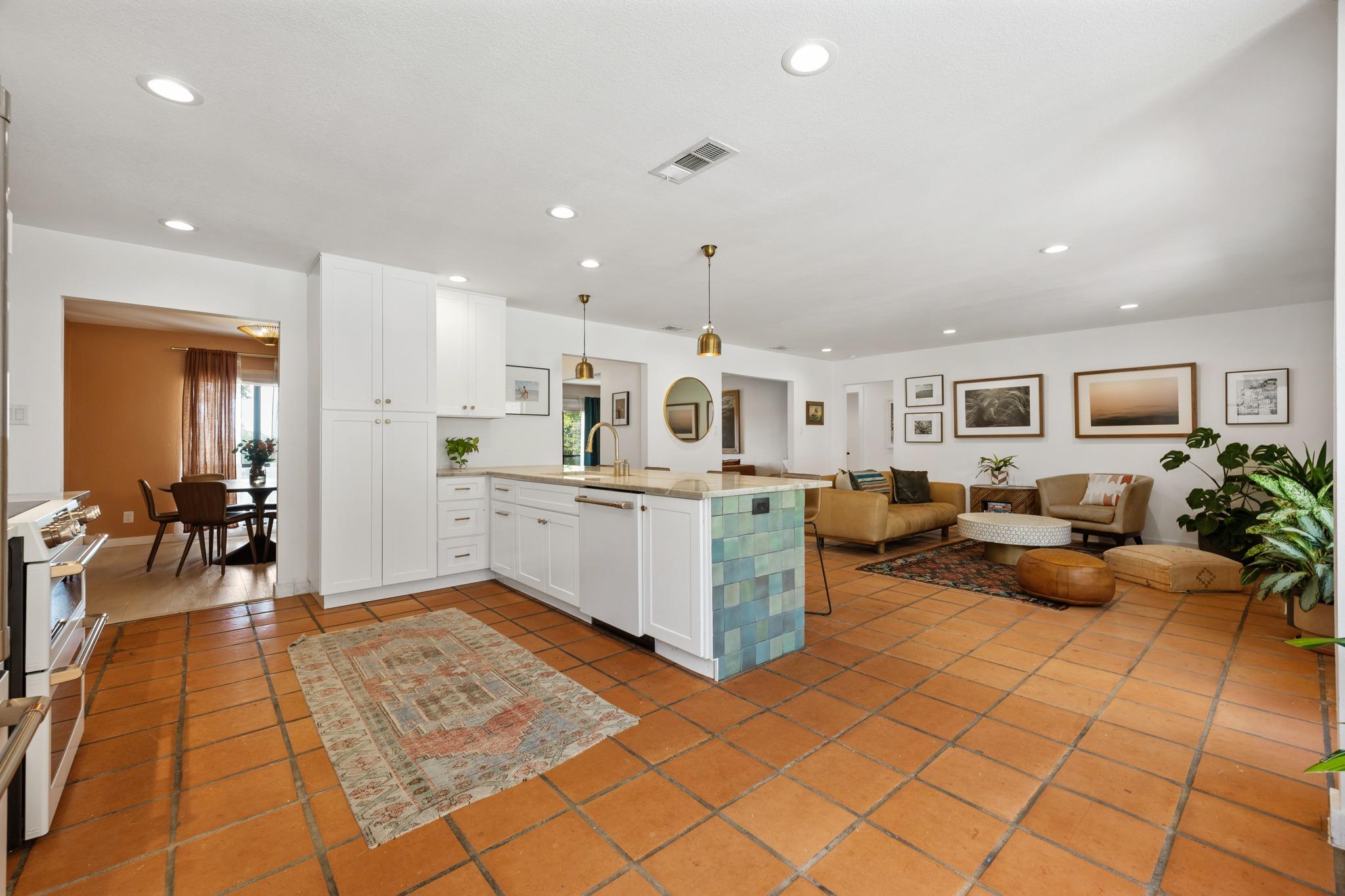 6206 Highland Hills DR