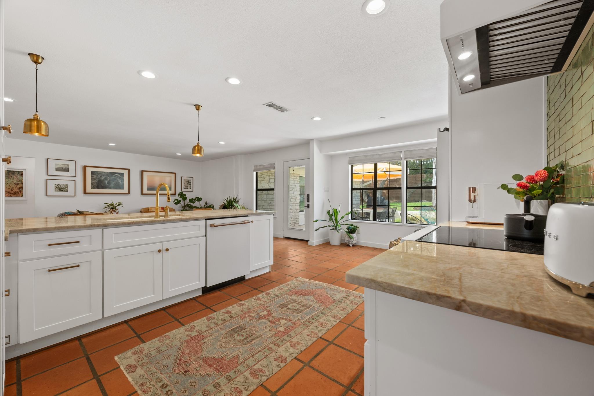 6206 Highland Hills DR