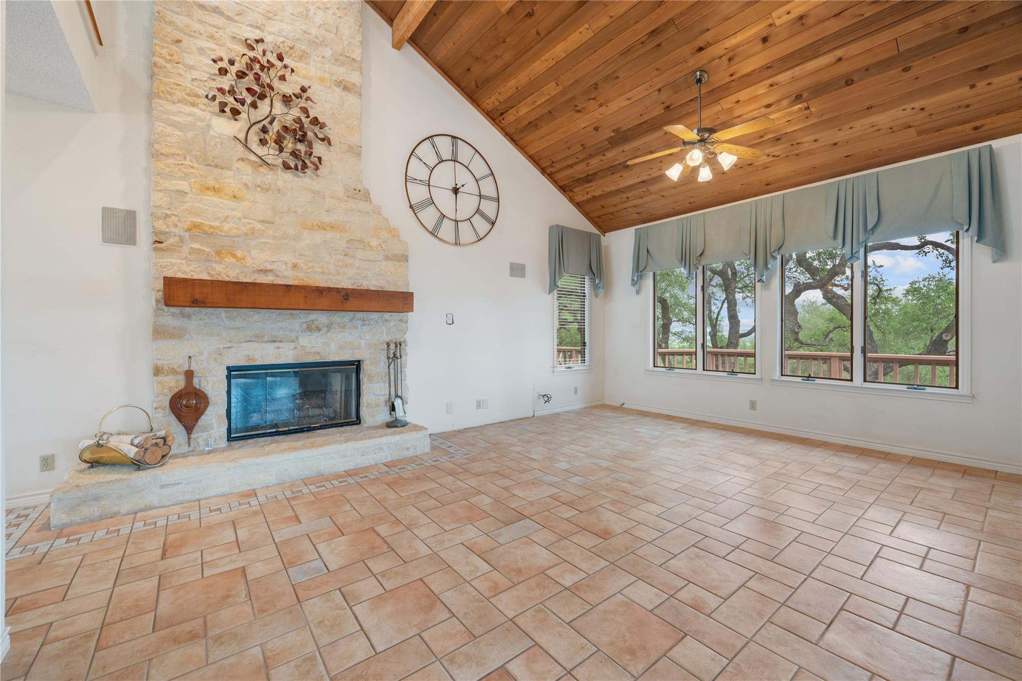 4505 Poteau CIR