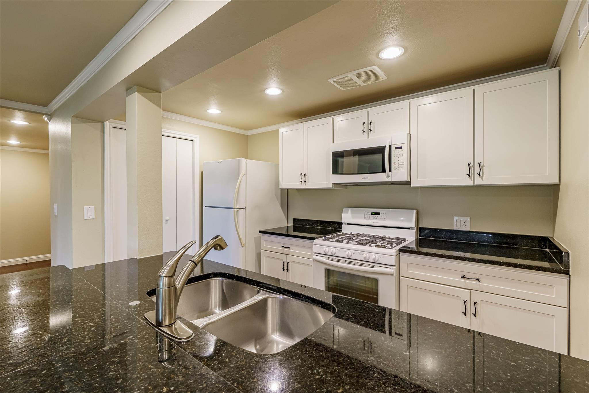 8810 Mountain Path CIR