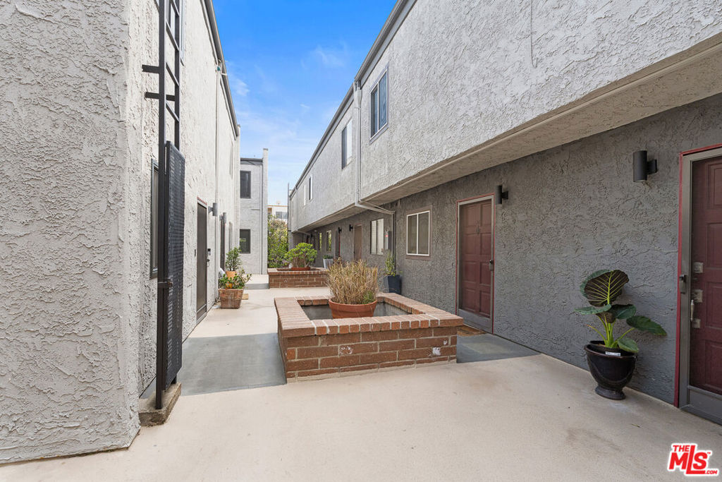 1805 S Barrington Avenue 10