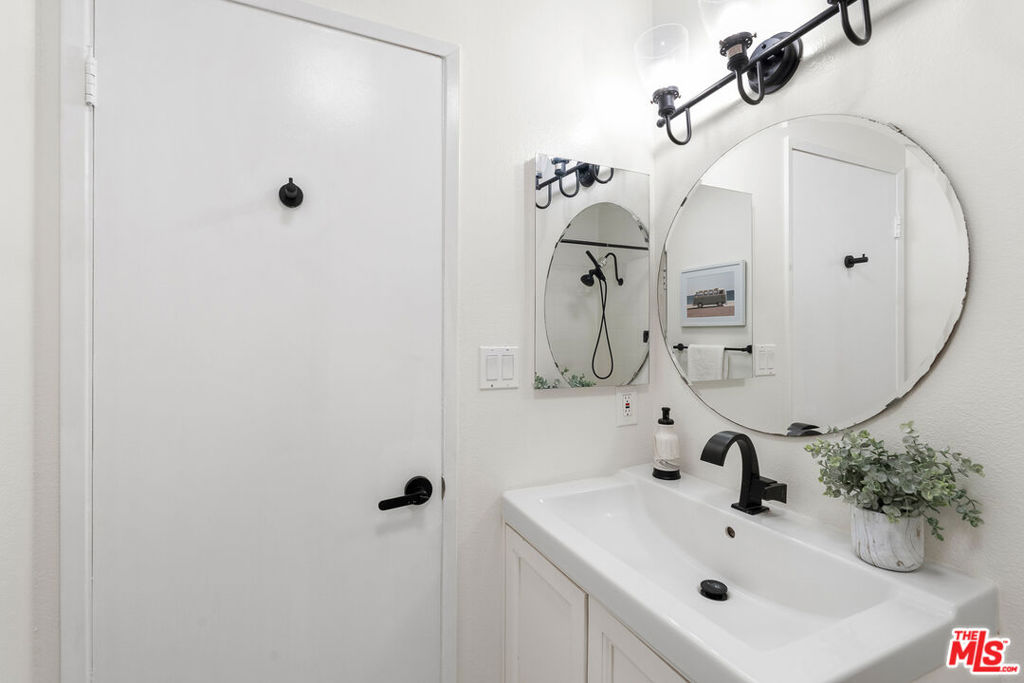 1805 S Barrington Avenue 10