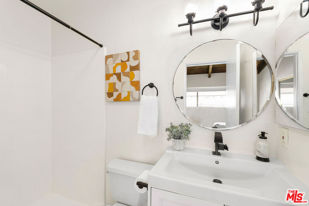 1805 S Barrington Avenue 10