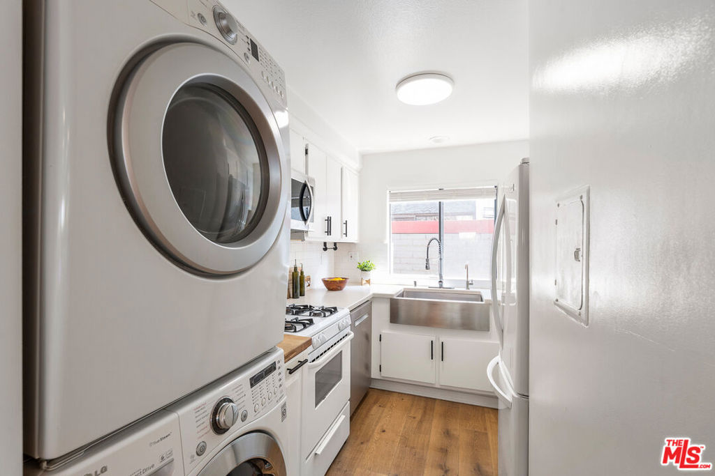 1805 S Barrington Avenue 10