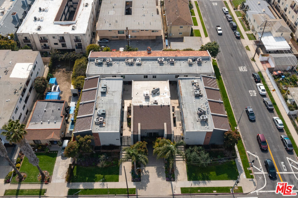 1805 S Barrington Avenue 10