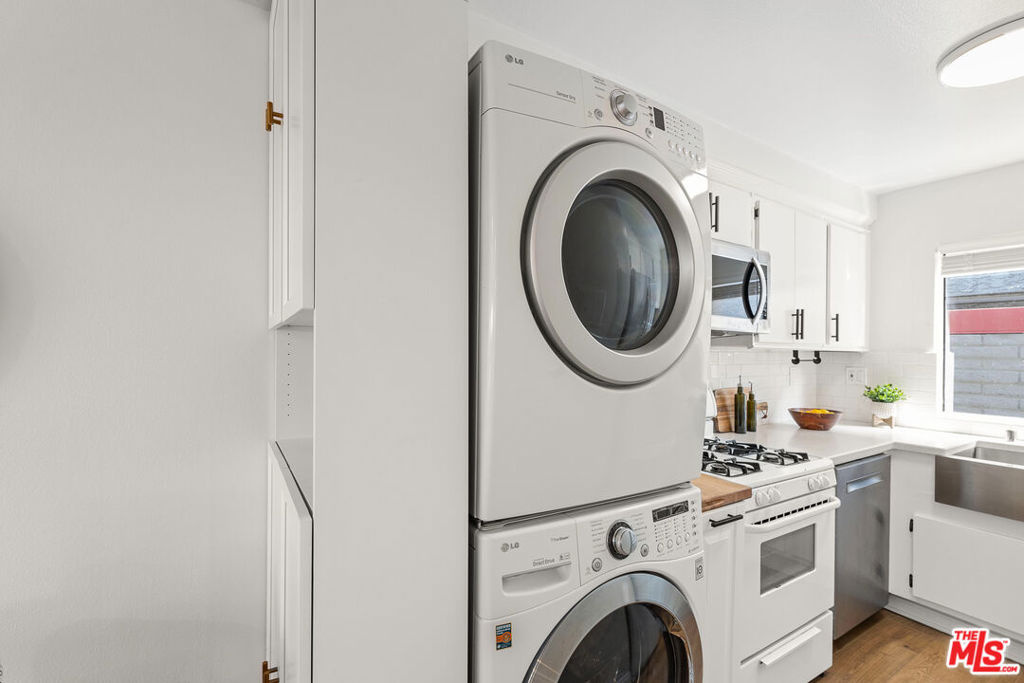 1805 S Barrington Avenue 10