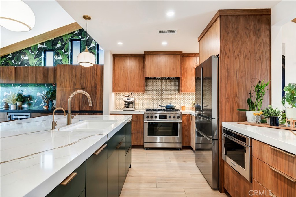 187 S Shattuck Place