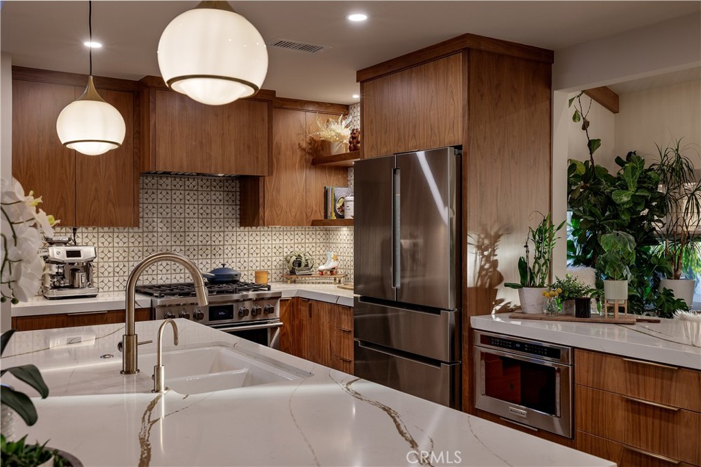 187 S Shattuck Place