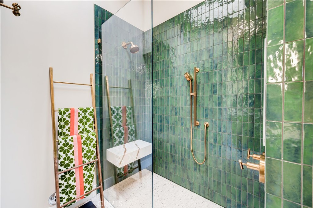 187 S Shattuck Place