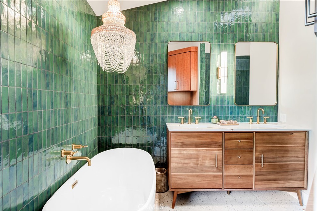 187 S Shattuck Place