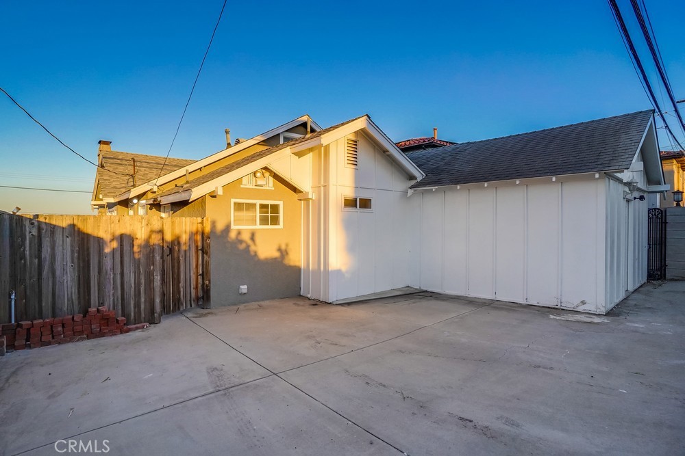2303 S Cabrillo Avenue