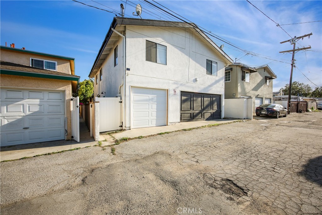 1054 W 23rd