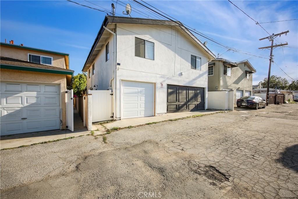1054 W 23rd