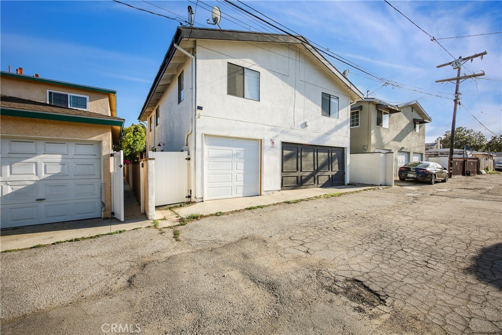 1054 W 23rd