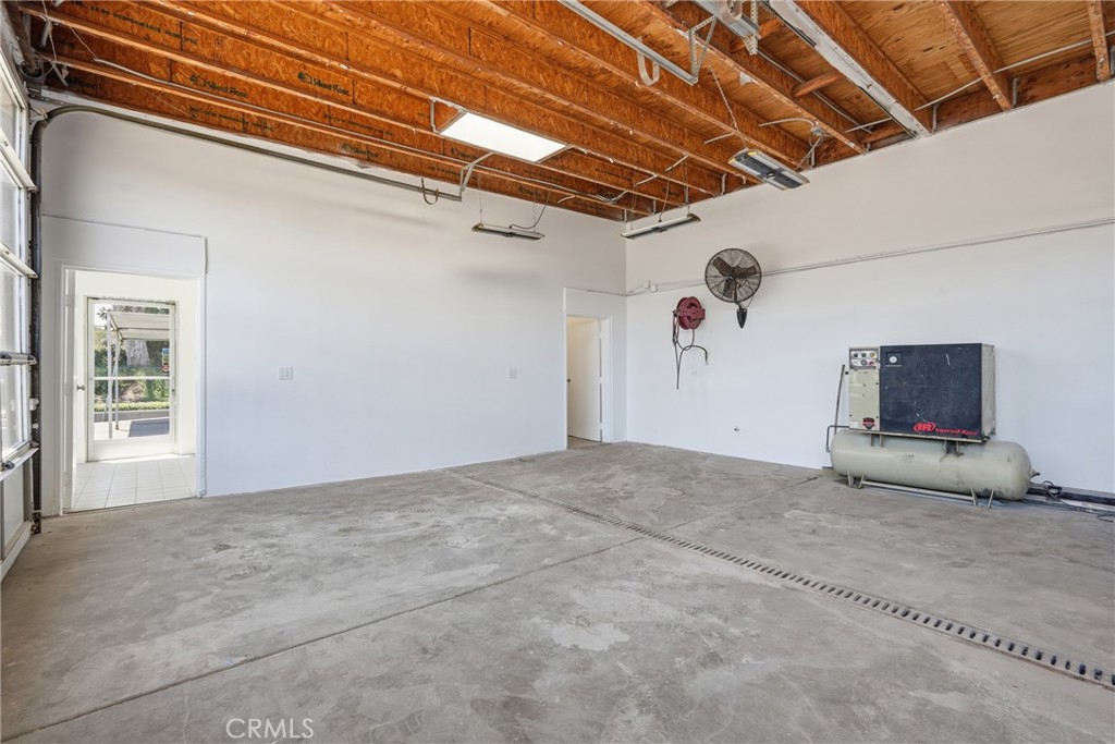 713 E El Segundo