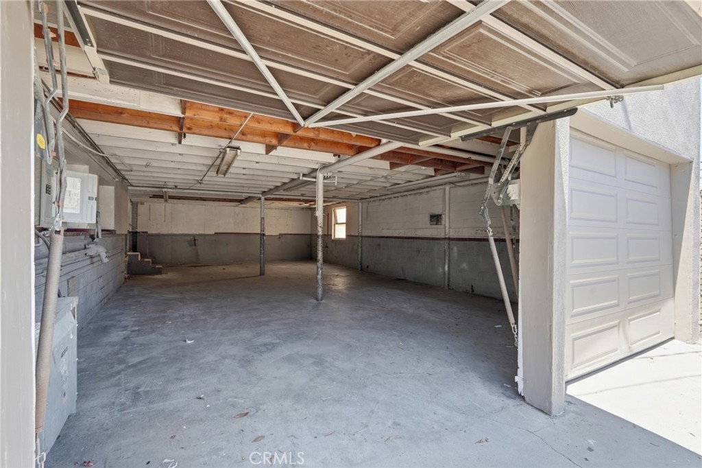713 E El Segundo