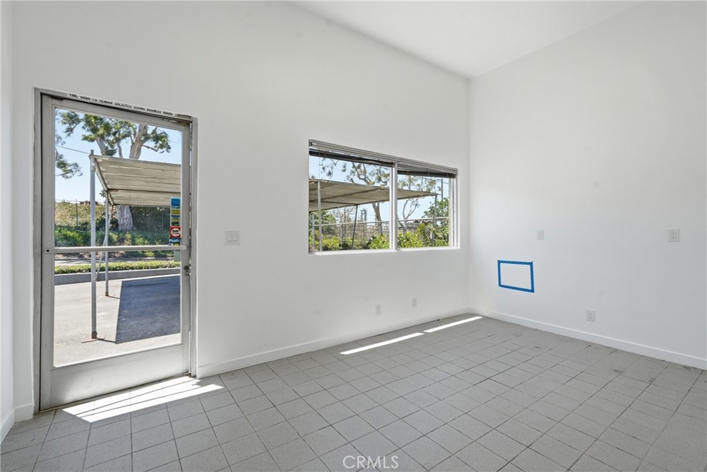 713 E El Segundo