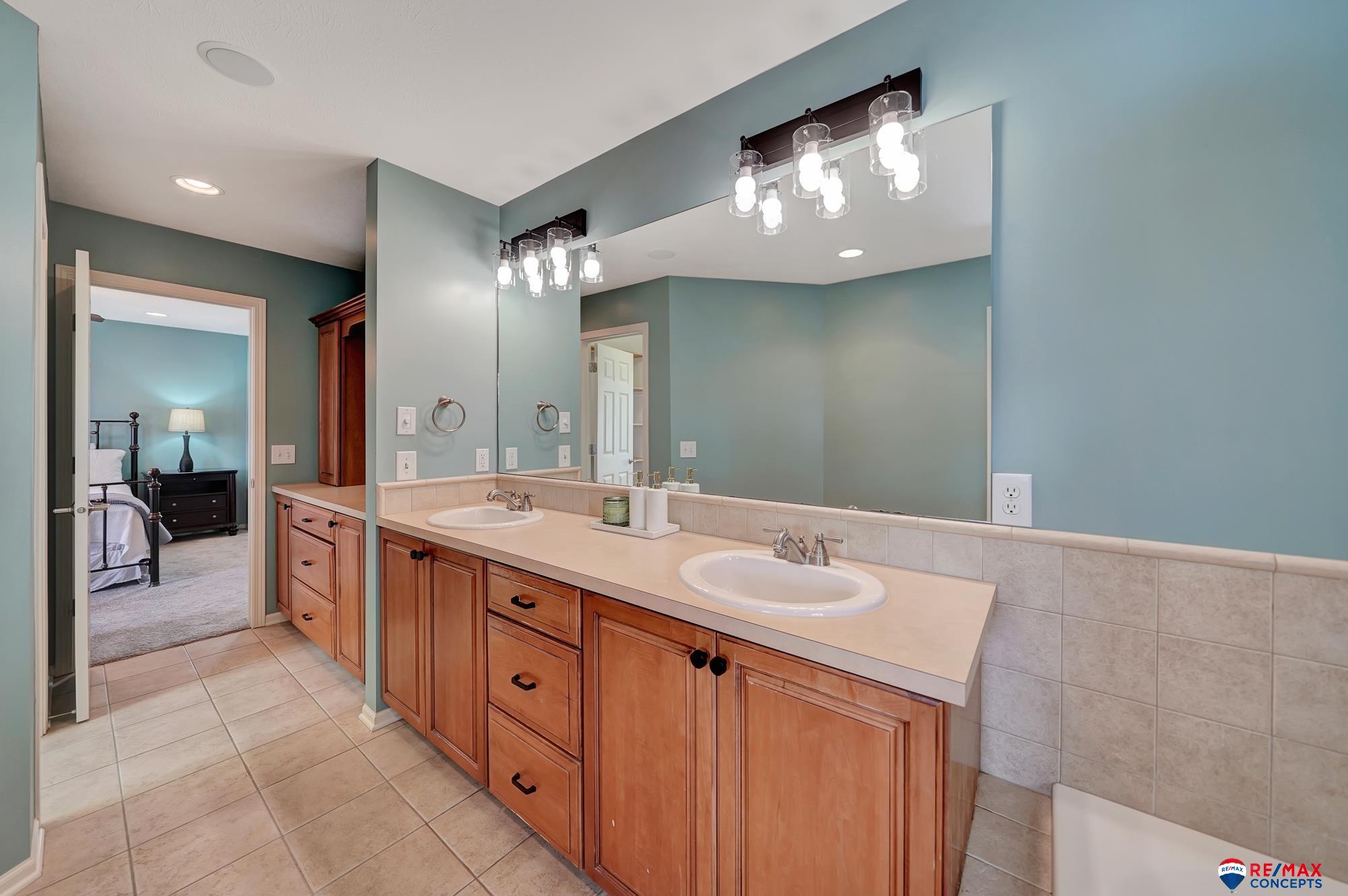 6811 Stonebrook Parkway