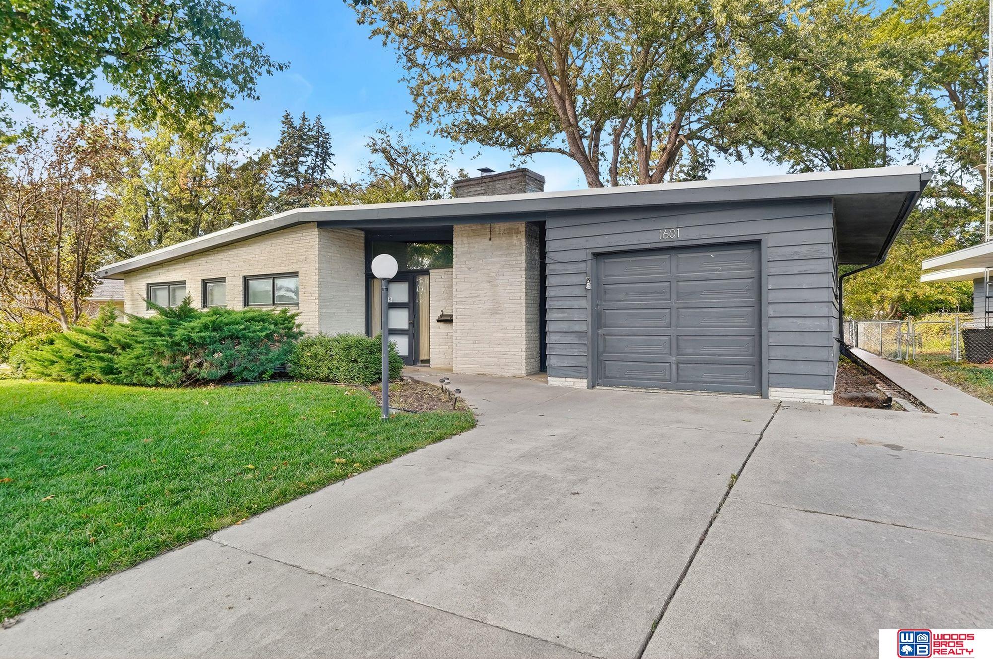 1601 Ridgeway Road, Lincoln