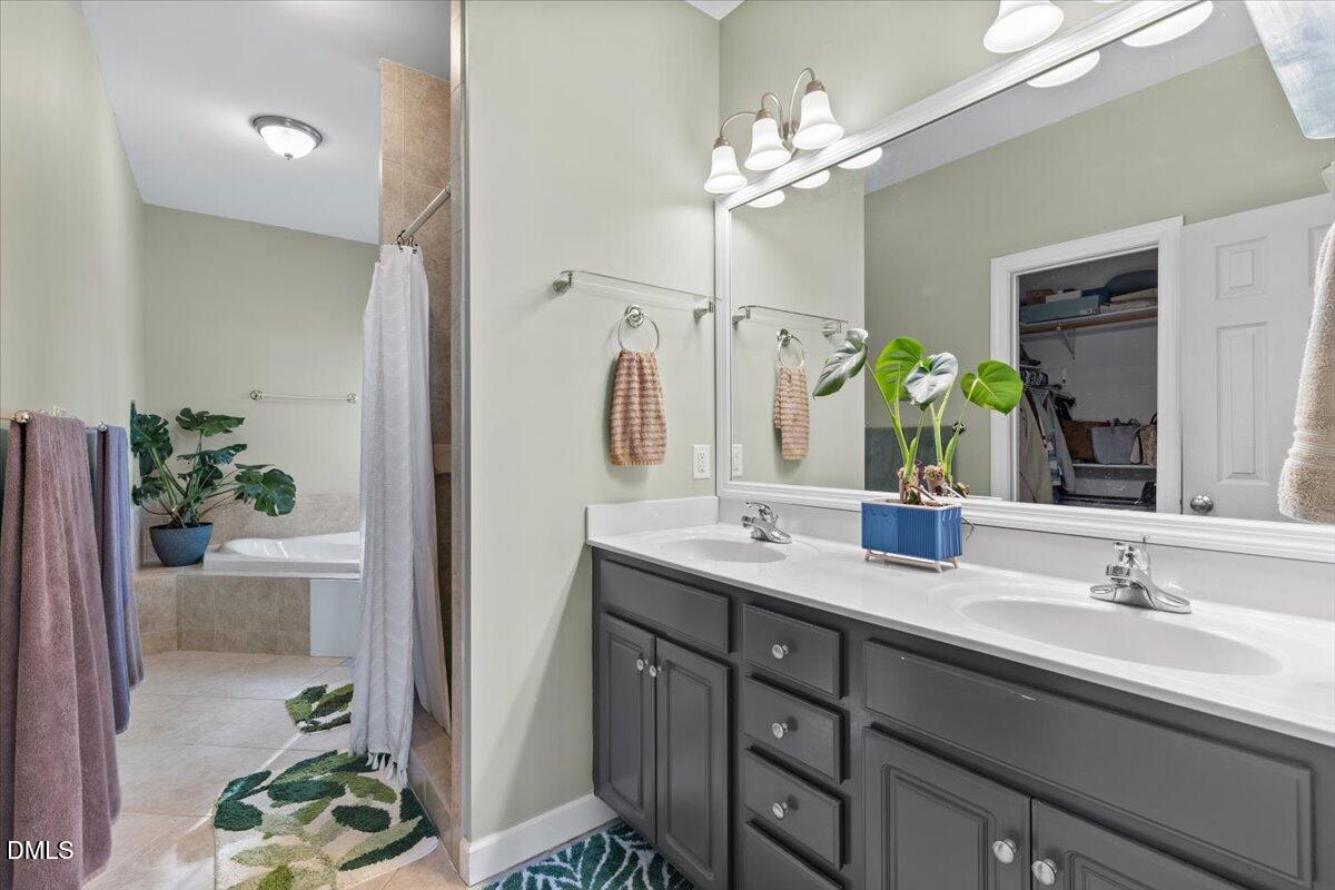 176 E Silverado Court