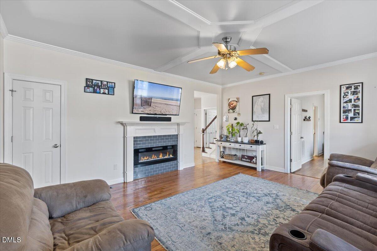 176 E Silverado Court