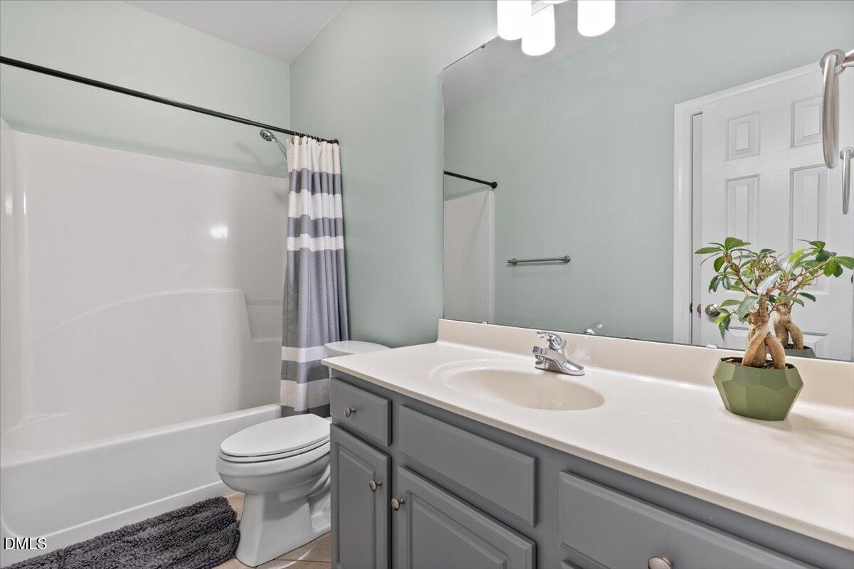 176 E Silverado Court