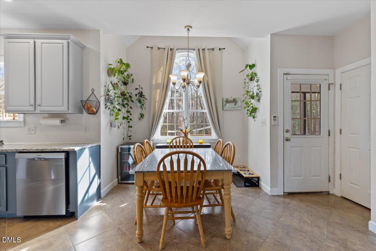 176 E Silverado Court