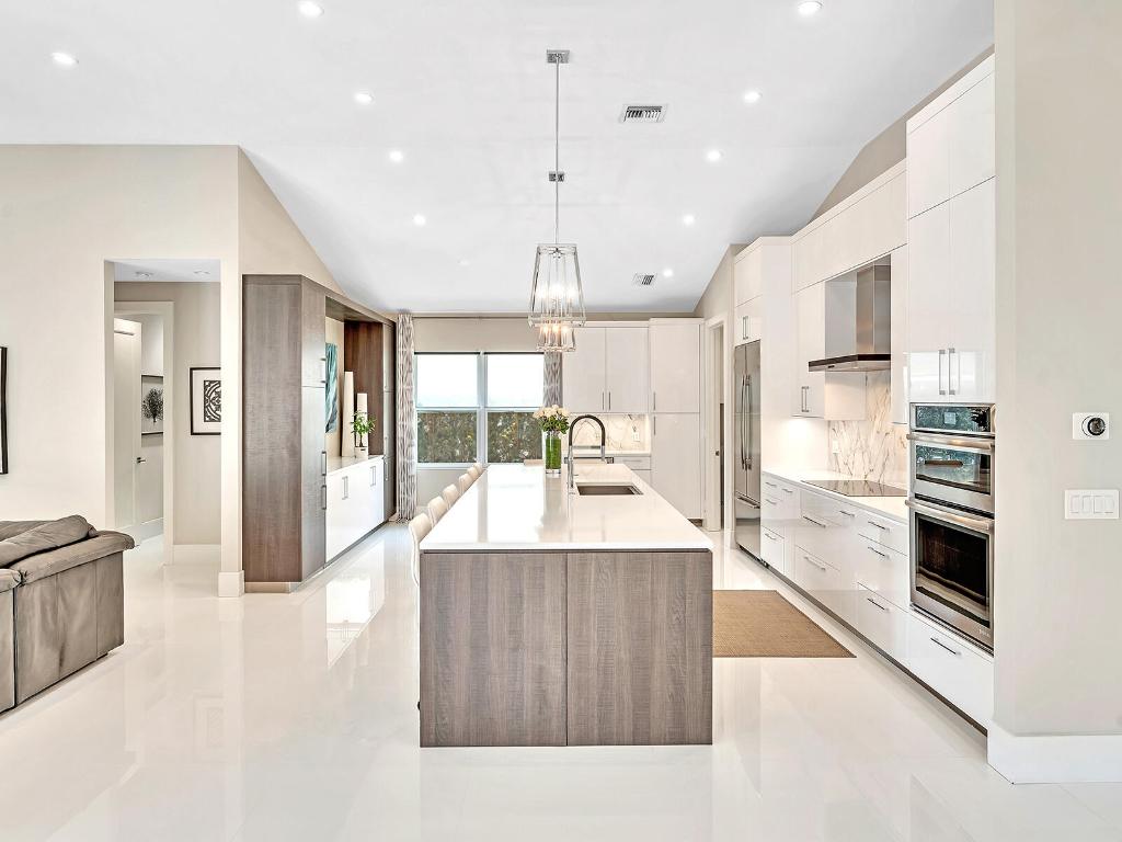 2788 Hampton Circle W