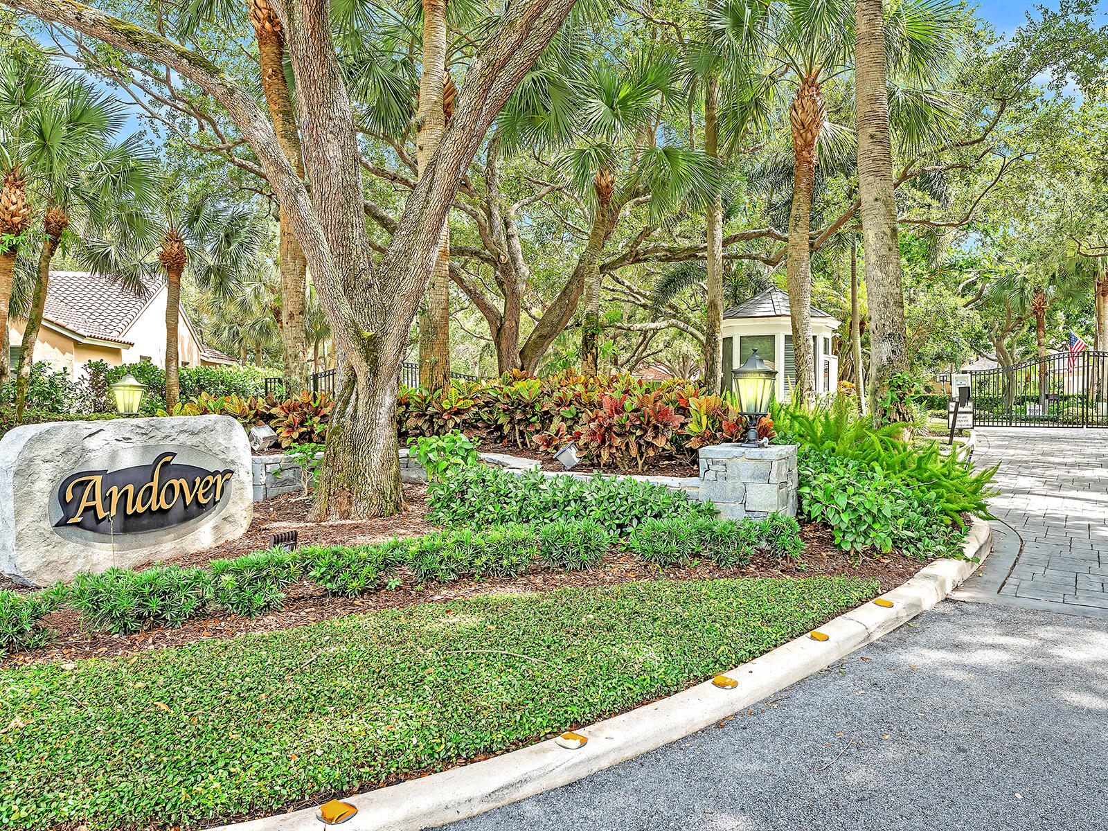 2788 Hampton Circle W