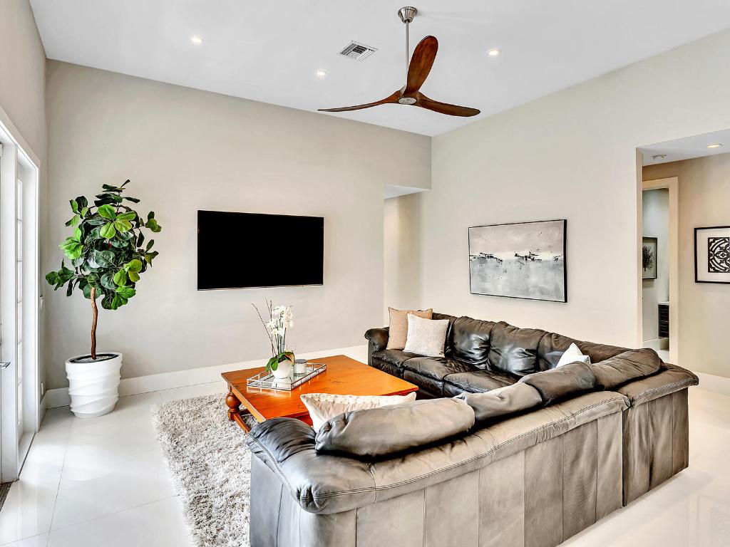 2788 Hampton Circle W