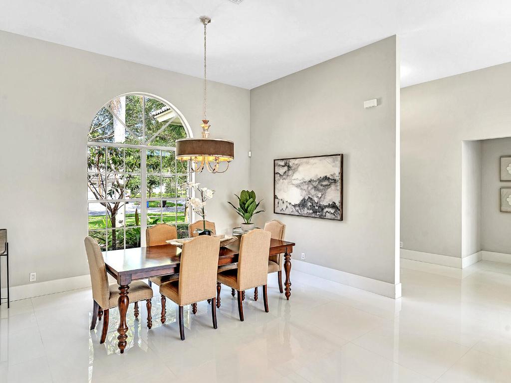 2788 Hampton Circle W