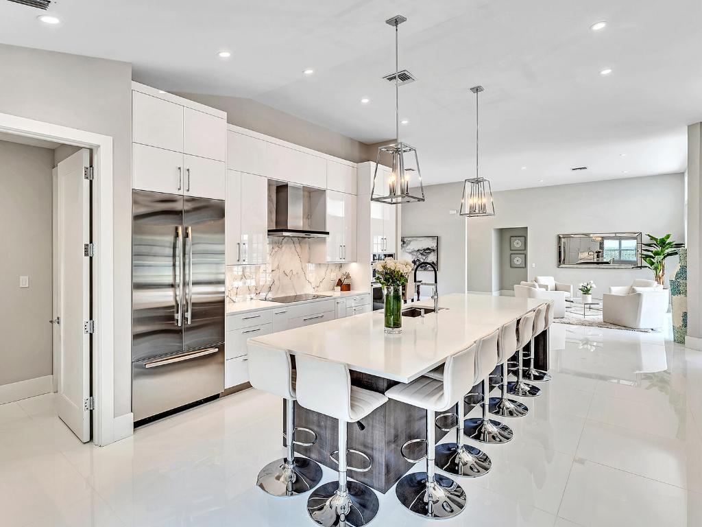 2788 Hampton Circle W