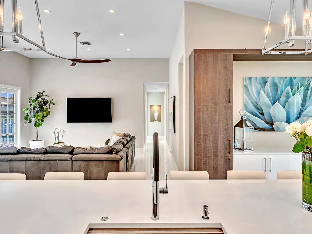 2788 Hampton Circle W