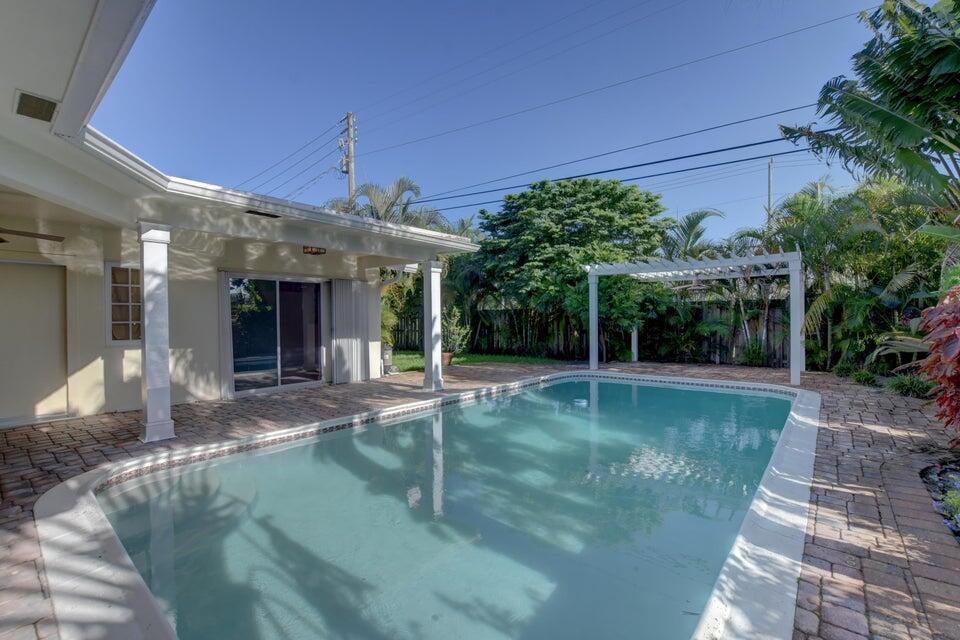 885 NW 7th Street