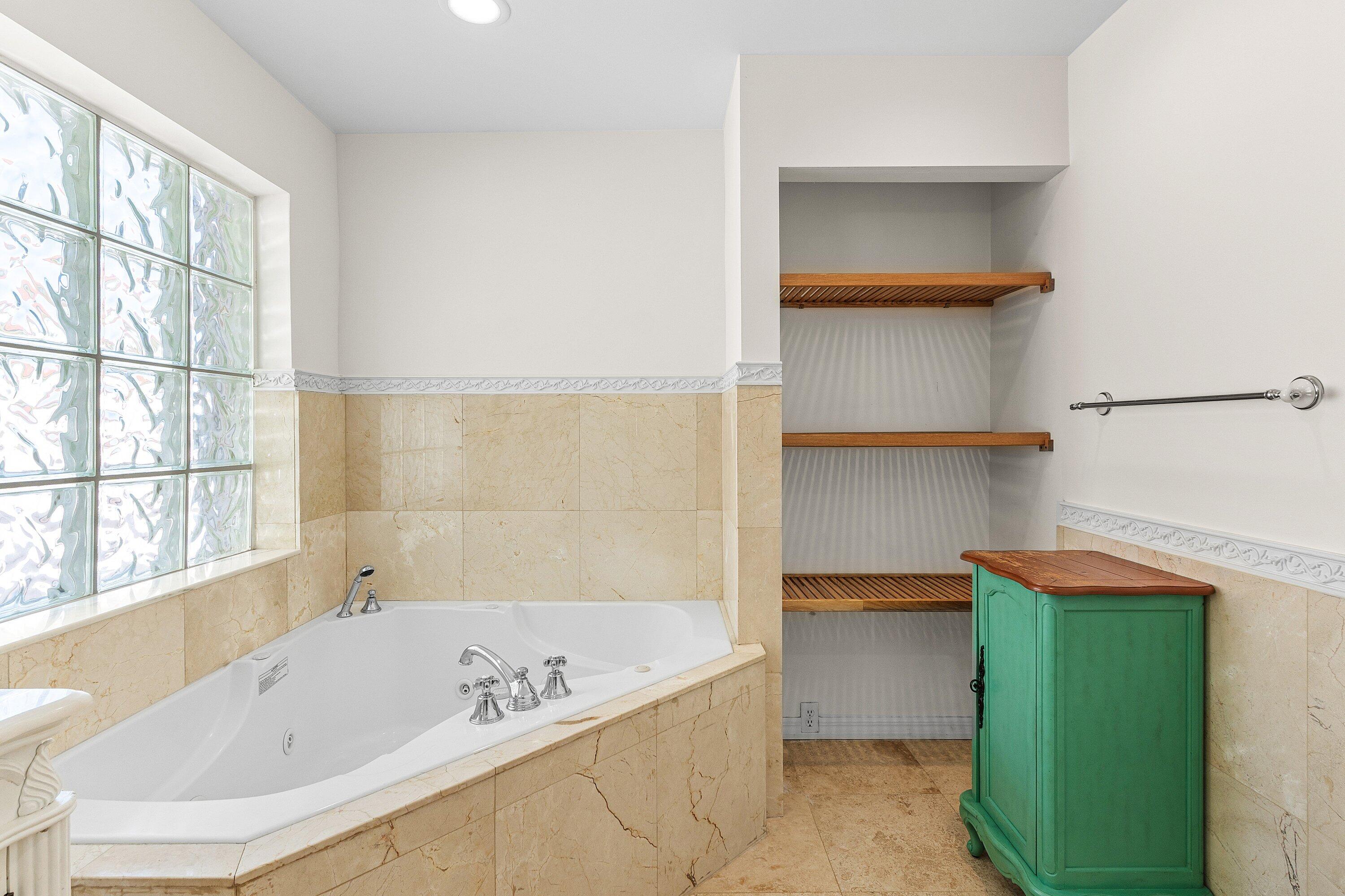 451 NE 25th Terrace